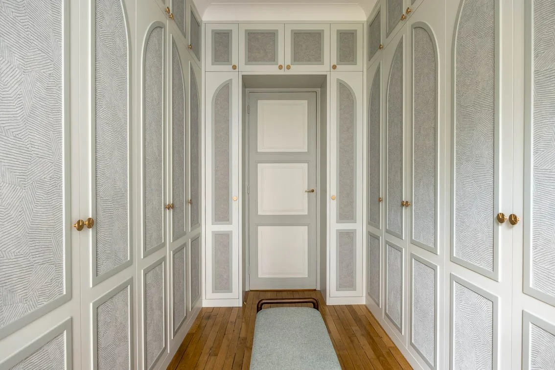 LE DRESSING À L’ESPRIT ART DÉCO À la fois pratique, élégant et chaleureux, ce dressing incarne les fondamentaux d’un aménagement réussi. Aménagé dans une ancienne chambre d’enfant, l’espace a été entièrement repensé pour répondre à de nouveaux us