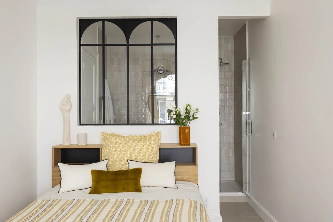 LA CHAMBRE D’AMIS Cette petite chambre d’amis avec son ambiance ensoleillé à tout d’une grande. Sa jolie salle de douche indépendante et sa verrière lui donnent un cachet fou.