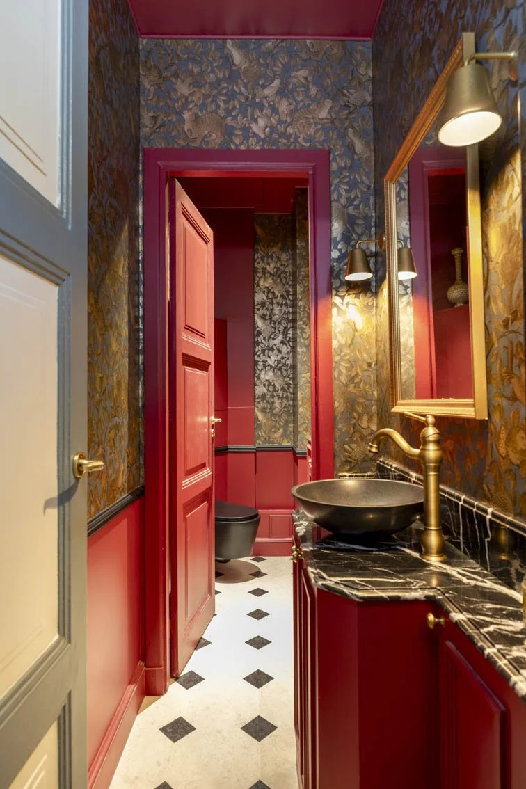 TOILETTES INVITES STYLE COROMANDEL Il est rare de trouver un espace invités divisé en deux zones distinctes, mais lorsque l’espace le permet, il est particulièrement agréable de séparer le coin lave-mains des toilettes. Ici, l’ambiance recherchée