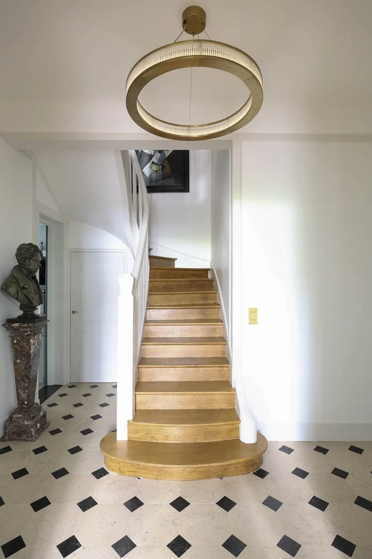 SOBRIETE ET TRADITION : L’ESCALIER REVELE. L’escalier a été soigneusement poncé puis protégé par un vernis naturel. Ce traitement révèle la beauté brute du bois, apportant une allure plus simple et authentique à l’ensemble, tout en préservant l’é