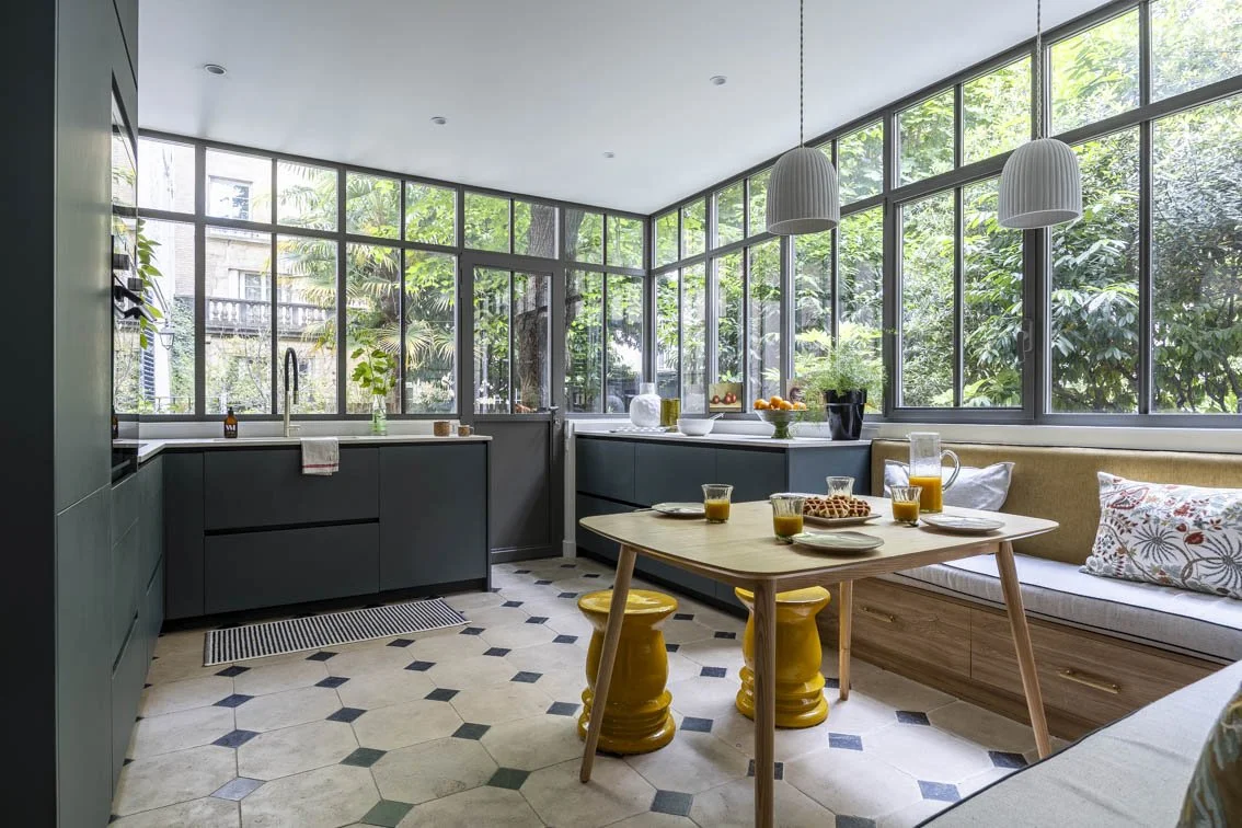 UNE CUISINE DANS LE JARDIN Agrandir la maison et placer la cuisine au centre, voilà un challenge pour ce type de petite maison de ville. Le vaste jardin offrait l’opportunité idéale d’ouvrir l’espace. Nous y avons conçu une véranda sur mesure,