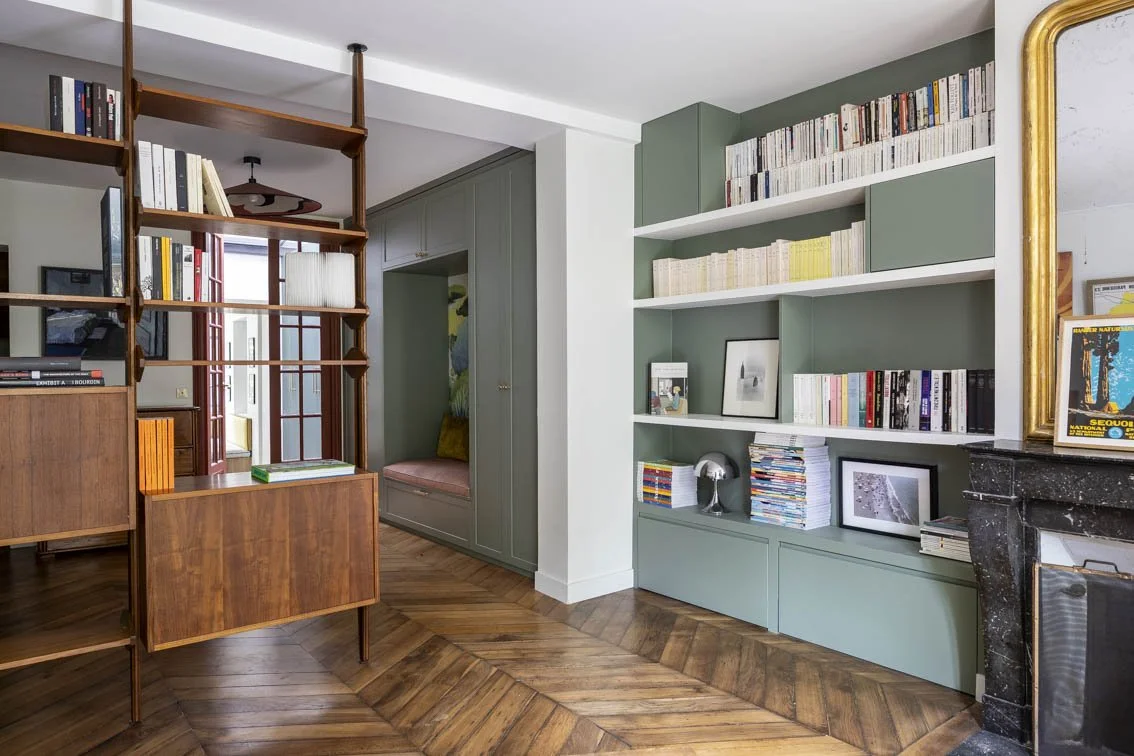 LA FAMILY ROOM Pensée comme une pièce centrale du quotidien, la family room articule assises généreuses, rangements intégrés et matériaux chaleureux. Un lieu modulable, fluide, conçu pour s’adapter aux usages multiples d’une vie de famille.