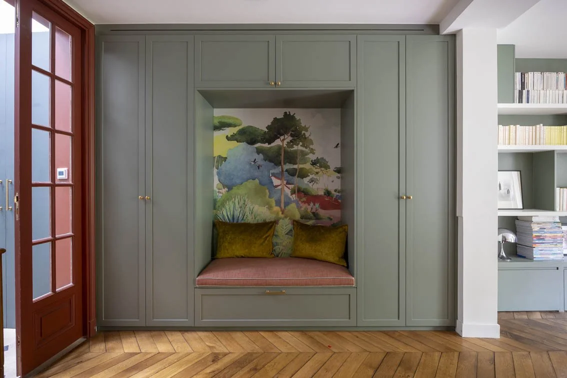 L’ENTREE Entièrement décloisonnée et agrandie, cet espace est devenu une belle entrée élégante et cosy avec ses grandes penderies et son espace pour s’asseoir.