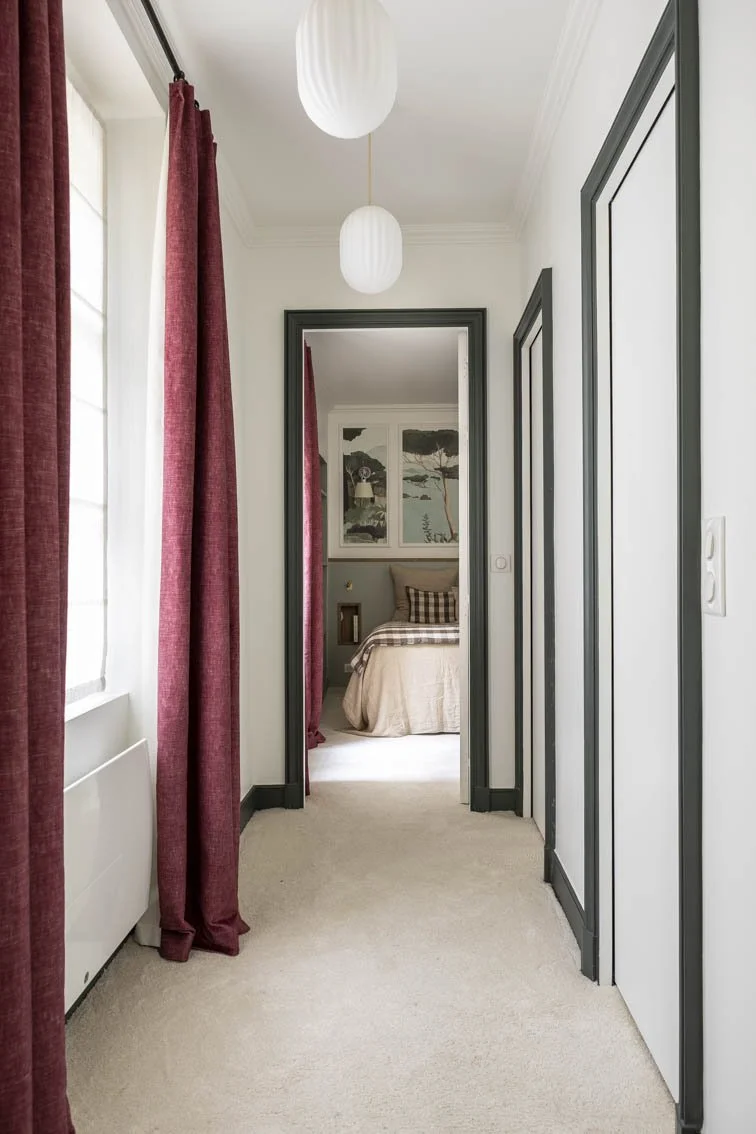 LA SUITE PARENTALE Avec son long couloir et sa moquette moelleuse, cette suite parentale s’articule autour d’une petite chambre, d’un dressing et d’une salle de bain.