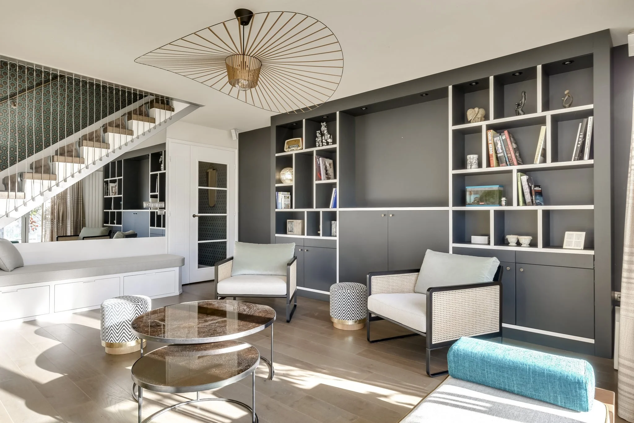 PERCHE DANS LE CIEL Rénovation intérieure Paris, Paris 17ème, 140m2 Deux appartements achetés sur plan qu’il fallait associer, un espace froid et sans charme qu’il fallait réchauffer, des pièces immenses qu’il fallait cloisonner pour créer 4 c