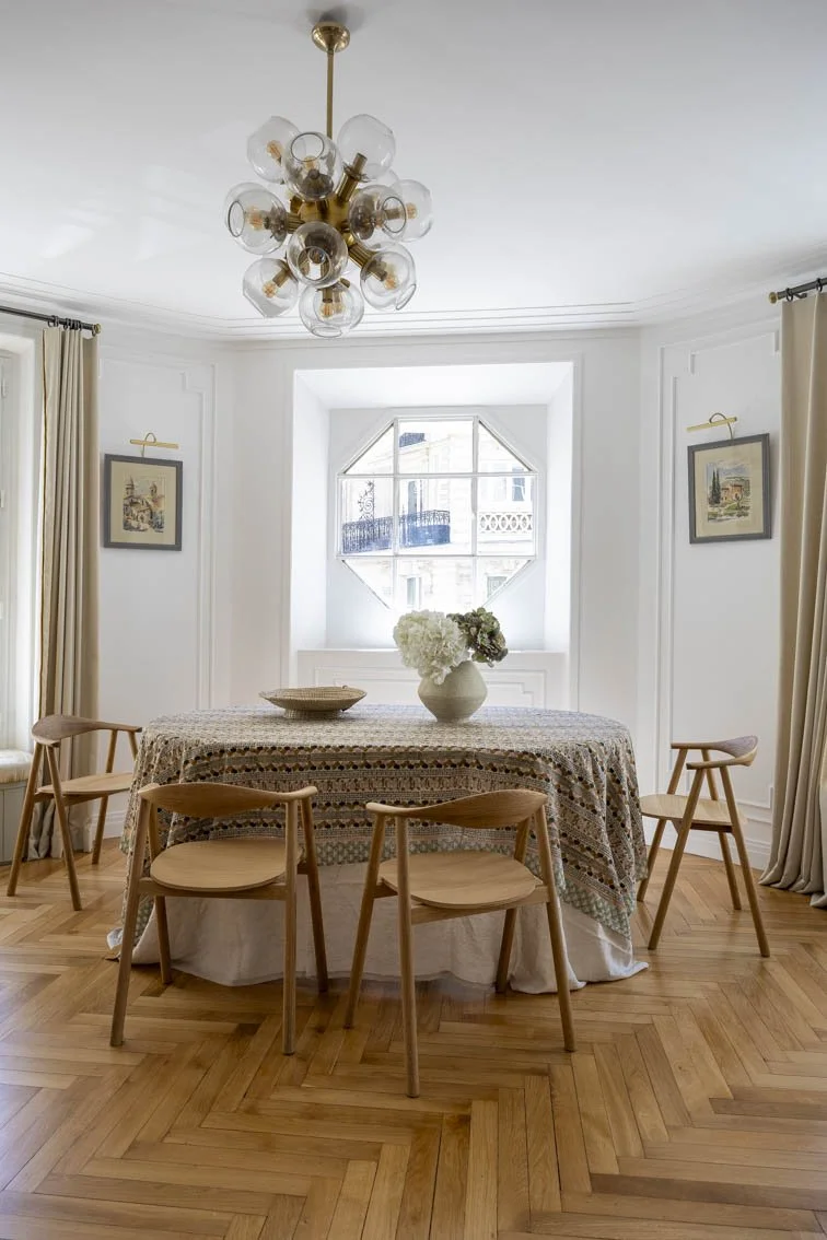 LA SALLE A MANGER La cheminée Art Déco d’origine a été habillée de deux belles bibliothèques en chêne qui viennent décorer cette grande salle à manger douce et lumineuse.