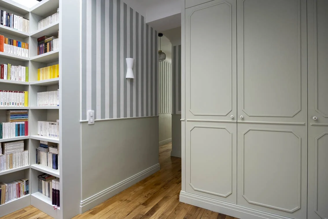 LE COULOIR Habiller les longs couloirs des appartements familiaux est souvent un challenge. Le parti pris ici a été de couper les murs en deux et de rajouter un papier peint fort mais graphique qui peut se répéter sans alourdir l’espace. De jolie