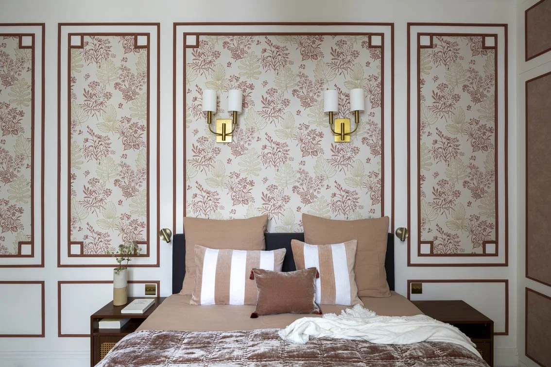 LA SUITE PARENTALE Anciennement une immense salle de bain et cuisine, cette pièce a été repensée pour créer d’un côté une grande chambre avec des placards et de l’autre, une grande salle de douche parentale. Les murs ont été habillés de panneau