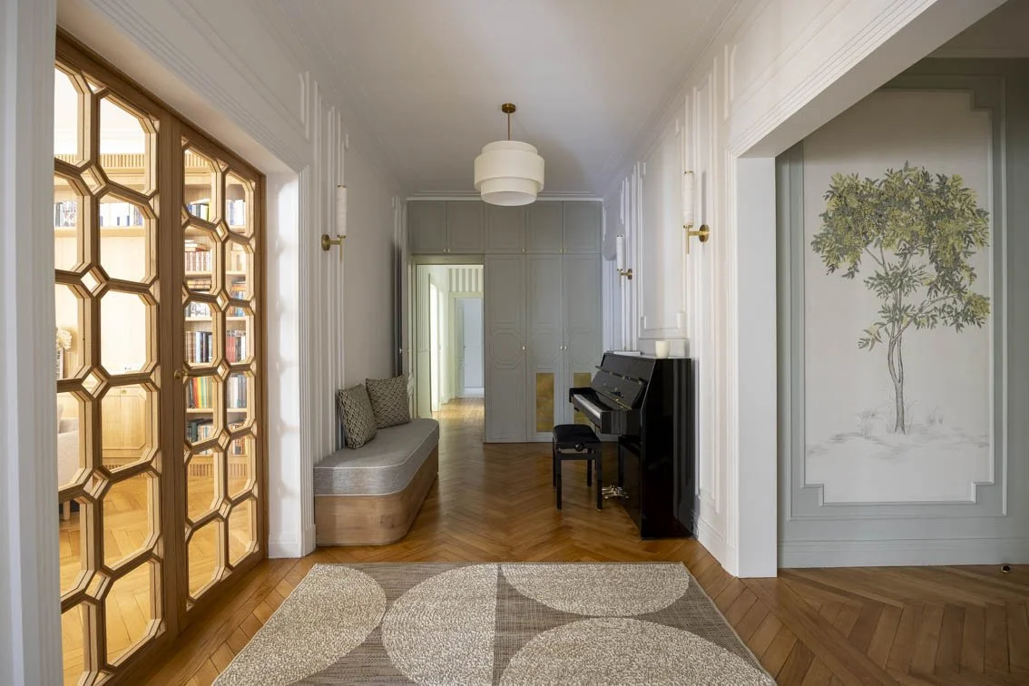 JEUX DE LIGNES & ESPRIT ART DECO Rénovation intérieure Neuilly Sur Seine, 210 m2. Ce bel appartement familial, situé dans d’un joli immeuble années 30, manquait de cachet. Nous avons entrepris un important travail de rénovation pour lui d