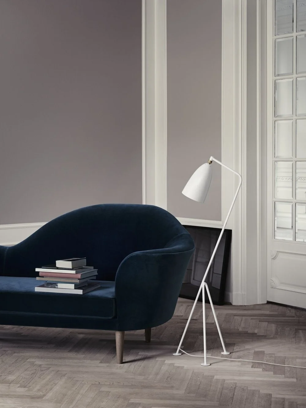 Grashoppa_FloorLamp_White_GrandPiano_Sofa_Velluto-1600x1600.jpg