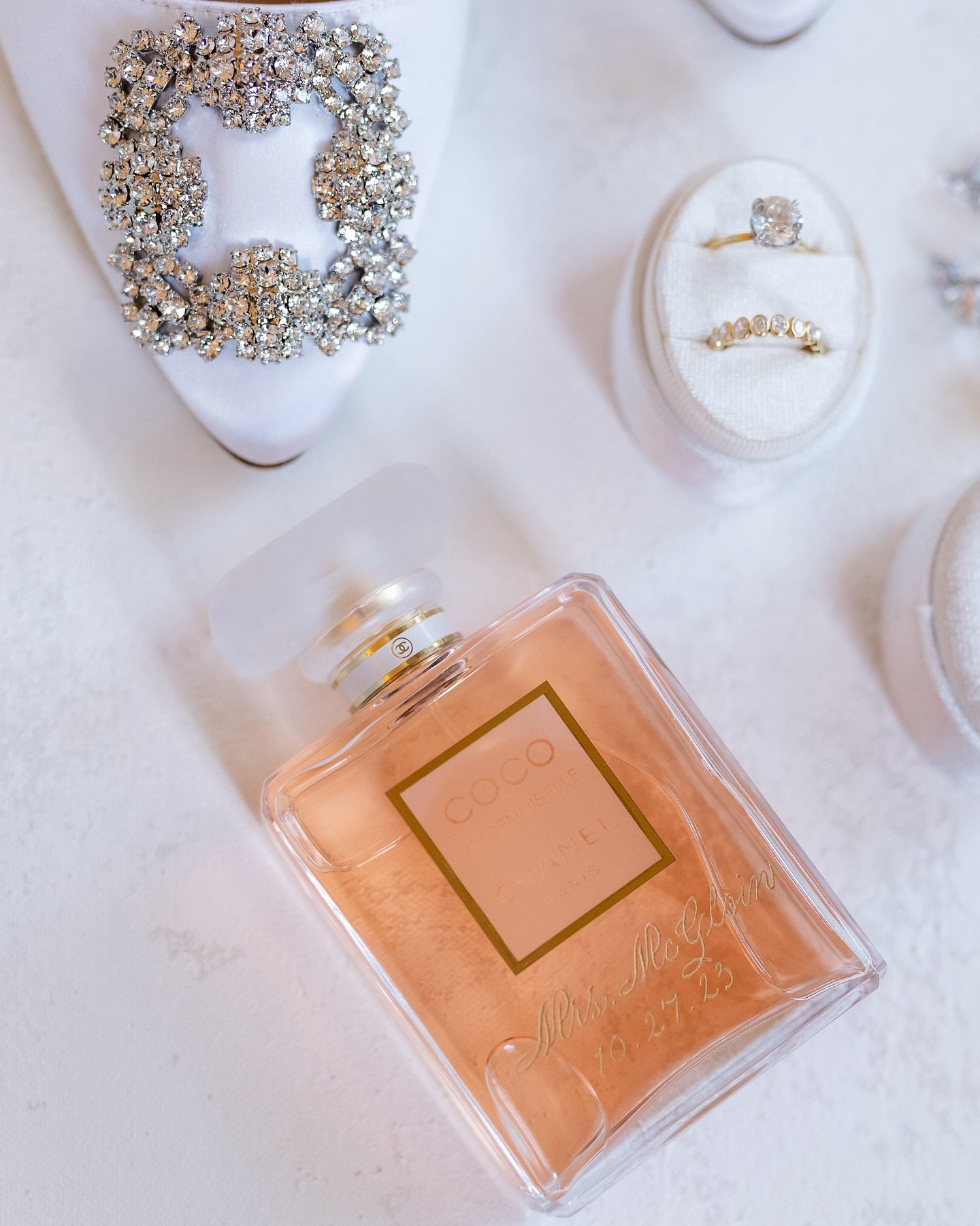 No detail is ever too small 🤍 An engraved perfume bottle for your wedding day becomes such a special keepsake
&bull;
&bull;
&bull;
&bull;
&bull;
&bull;
#leycolettering #calligraphy #calligrapher #lettering #dallas #texas #wedding #engaged #engagemen