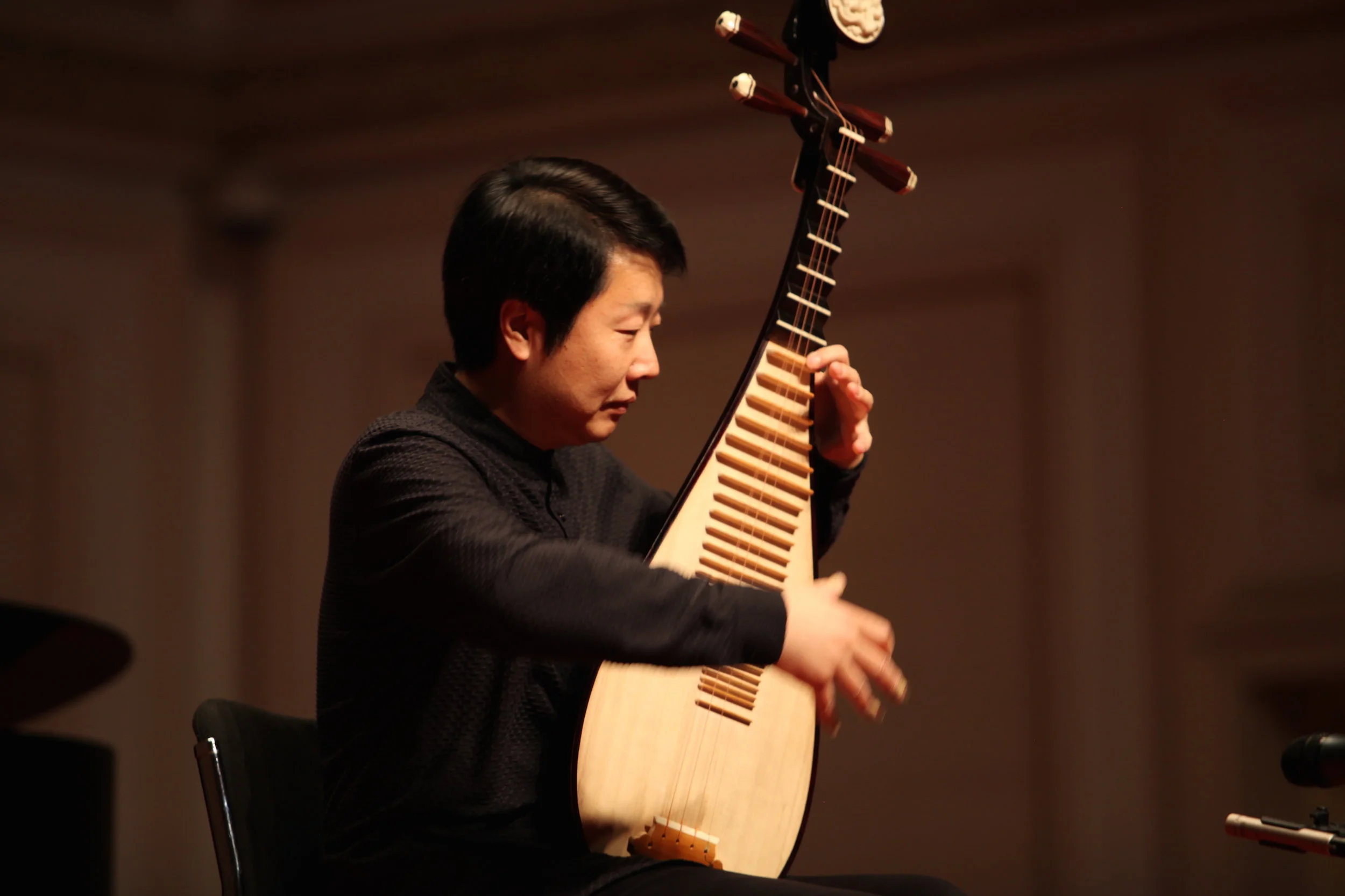 повел свой сюртук на спинку стула музыкант