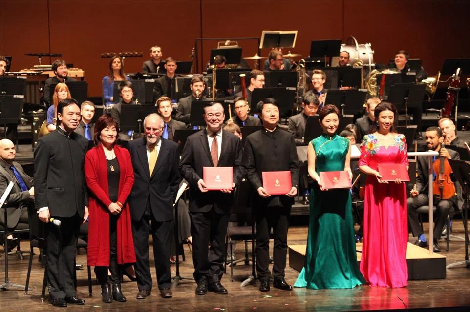 Bard Conservatory of Music Director Robert Martin presented a letter of appointment and took a group photo with the president of the Central Conservatory of Music at the opening ceremony concert of the US-China Music Institute. Photo by Zhu Xi.