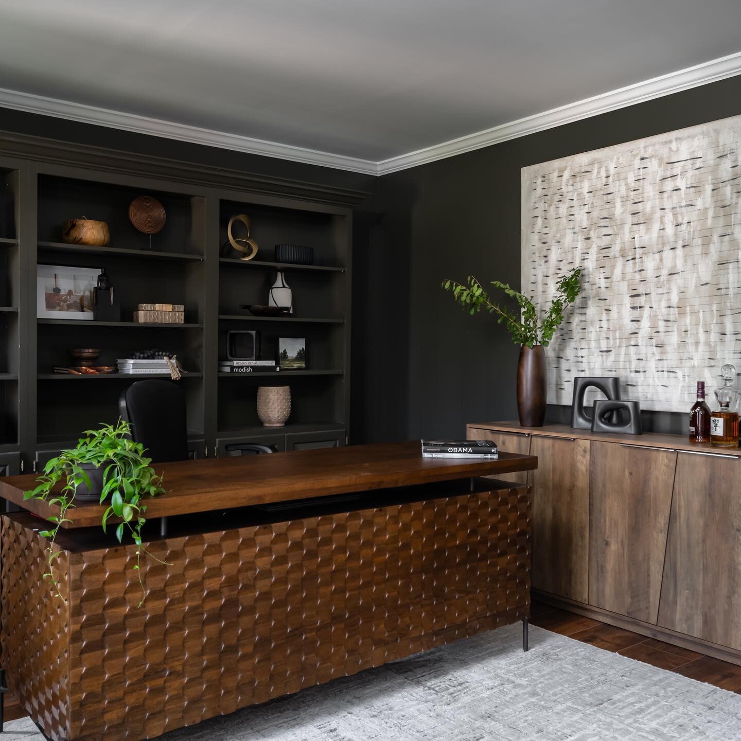 Dark interiors have me in a strong hold right now but I&rsquo;m not mad about it! I love how this office project is dark and moody with a touch of warmness! 

Design:@poplarcreek_interiors
📸: @willventuresphoto