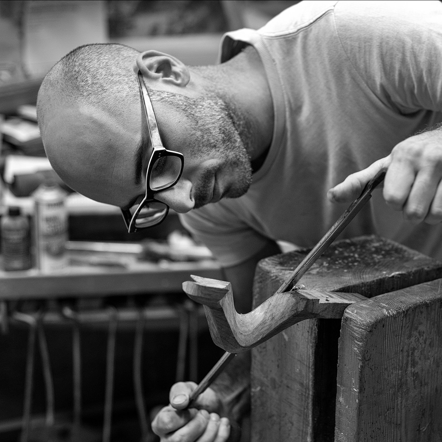 Remèr shaping a forcola, Venice, Italy