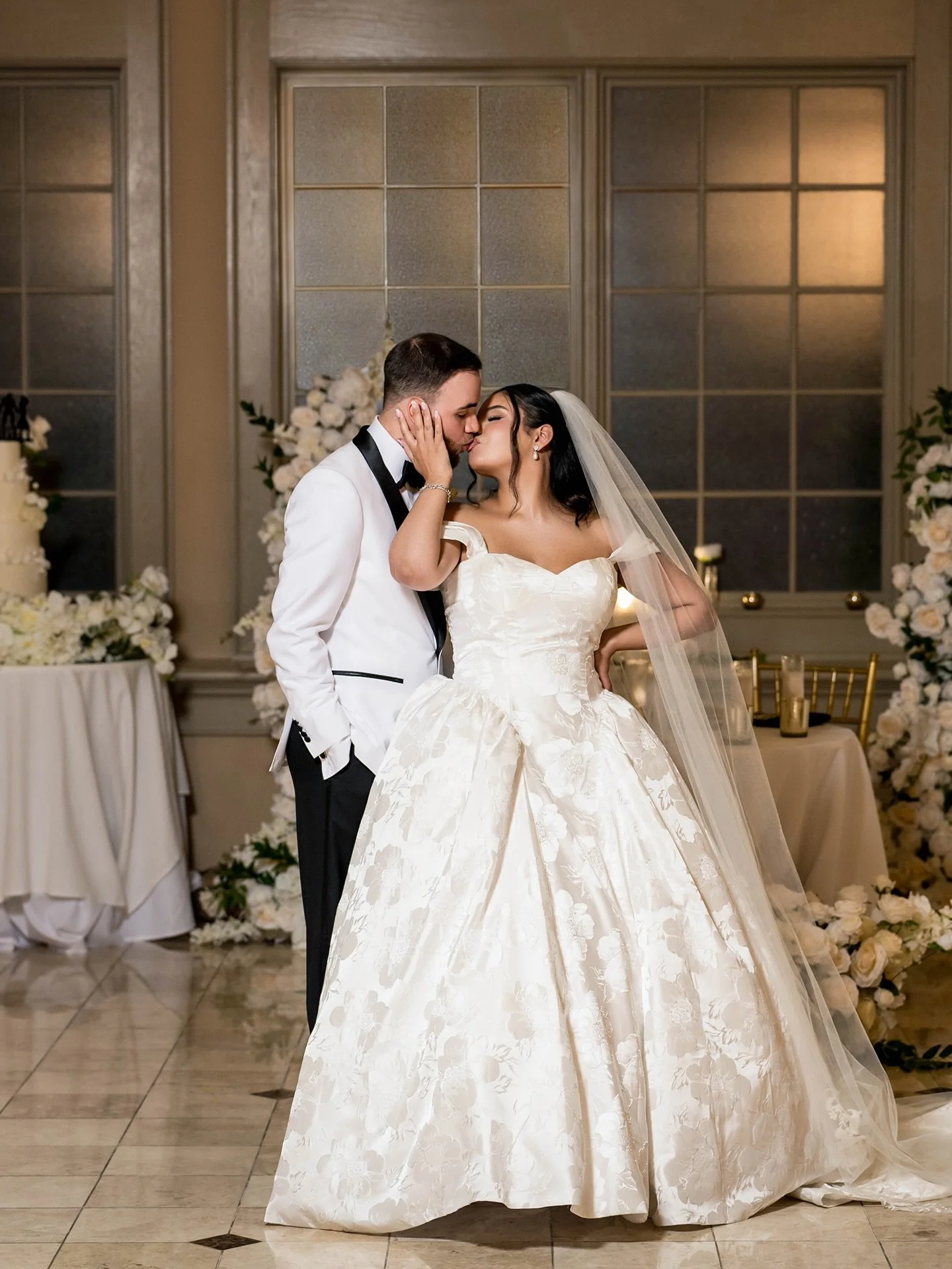 Rain stops nothing when you have love running the day. Congrats to the newlyweds Amanda + DeAndre!
.
Bride: @amandafal_
Groom: @_dee_23_
Venue: @talamoreweddings
Floral/Decor: @24westevents
Hair: @beautiqueroombylisa
Makeup: @mikaylamccunemakeup
Phot