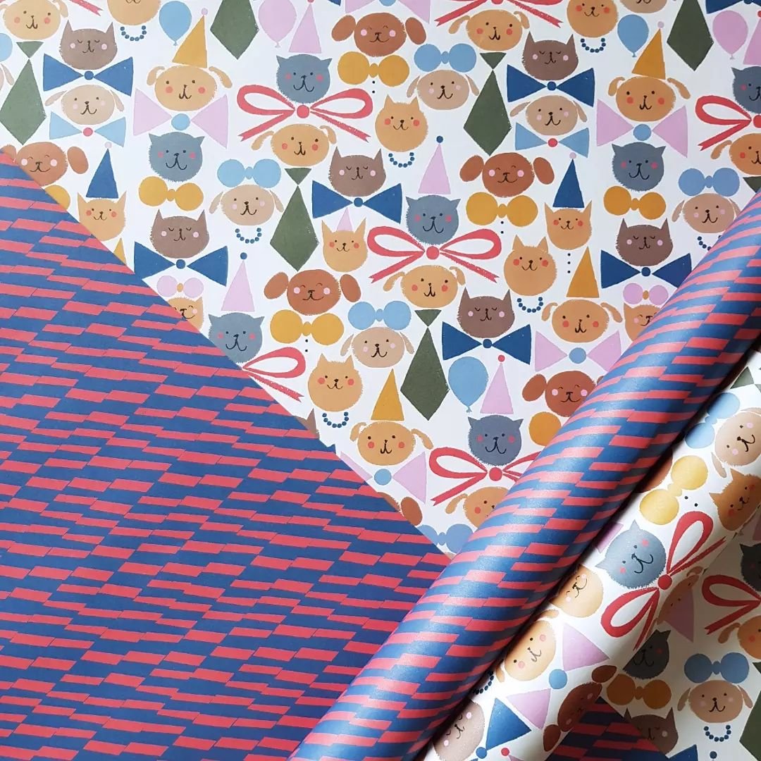 🐶🎀🐱 My&ouml;s Juhlakansaa-kuosi p&auml;&auml;si lahjapaperiksi! Yksi omista lemppareistani kaikista viime vuoden kuoseistani. 🥳
@paletinkortit 
@korttipiste 

#lahjapaketointi #lahjapaperi #lahjapaperikuosi #kuosisuunnittelu #giftwrapping #giftwr