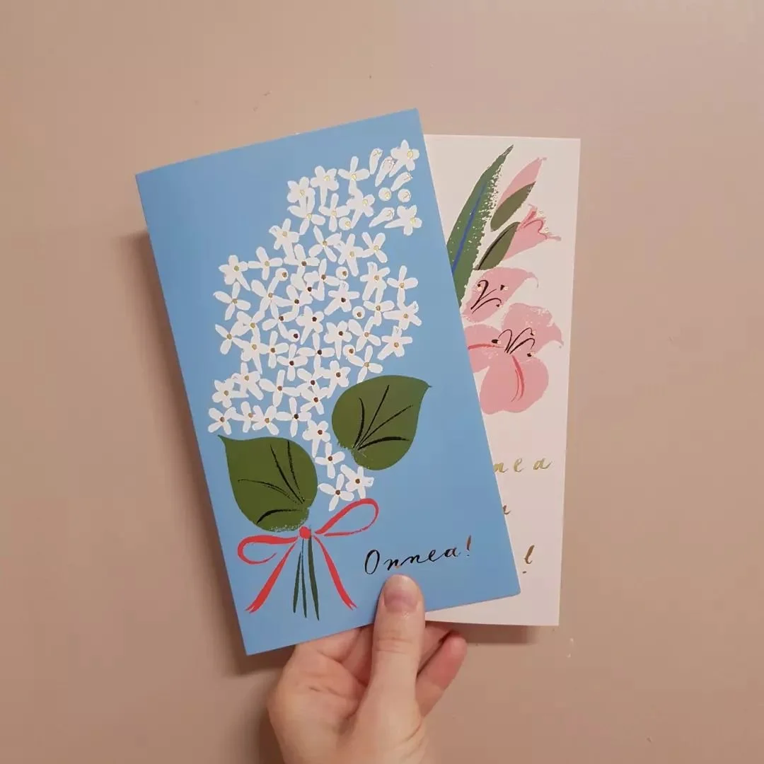 Kukkakortteja osa 1! ⚘🌺⚘ Paletille kuvittamani onnittelukortit kaupoissa!
@paletinkortit 

#onnittelukortti #korttikuvitus #kukkakuvitus #kes&auml;kukkia #gladiolus #syreeni #tulppaanit #greetingcarddesign #flowerillustrations #lilac #greetingcards