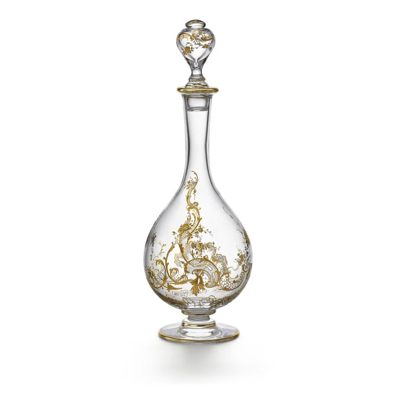 BACCARAT-HAUTE COUTURE DECANTER BEAUNE 限量復刻的手工水晶酒瓶，瓶身的金色浮雕是由頂級工匠一層一層手工描繪而成，既高雅又經典，極具收藏價值。