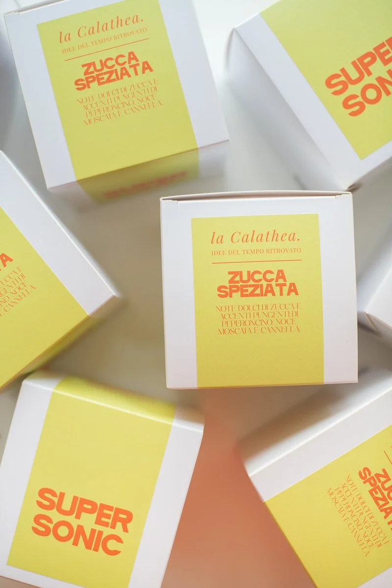 02-candela-profumata-supersonic-zucca-speziata-packaging-giallo-arancione-la-calathea.jpg