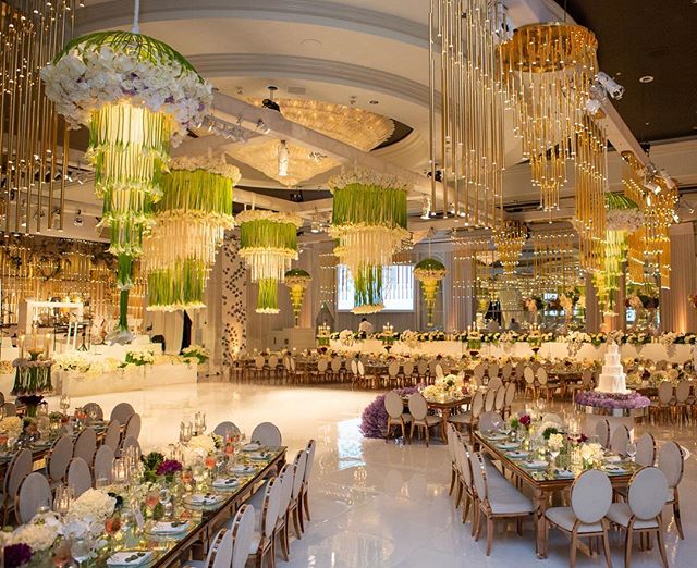 Chandeliers, chandeliers, and more chandeliers ✨ @revelryeventdesign @marksgarden 📸: @walker.studios (Venue: @beverlywilshire @markinweho | Planning: @internationaleventco @christyneo3 | Floral Design: @marksgarden @michael_marksgarden | D&eacute;co