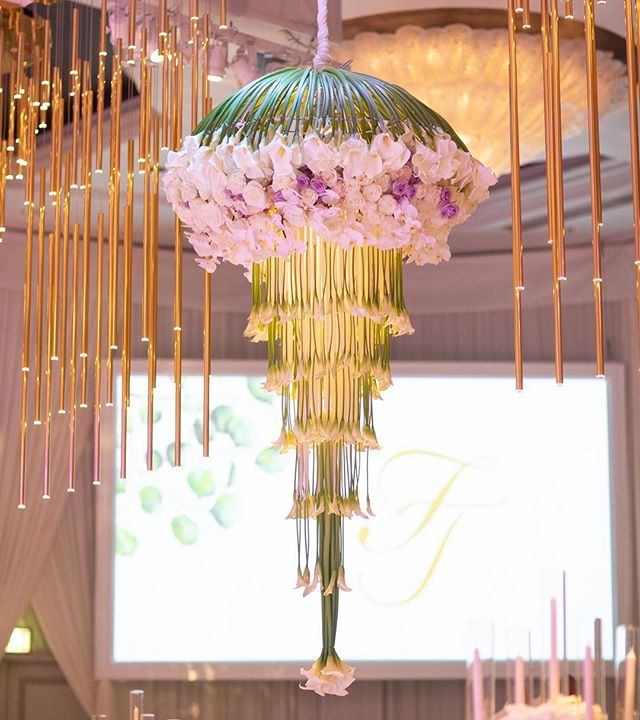 Taking a second to admire these stunning calla lily chandeliers beautifully designed by @marksgarden (Venue: @beverlywilshire @markinweho | Planning: @internationaleventco @christyneo3 | Floral Design: @marksgarden @michael_marksgarden | D&eacute;cor