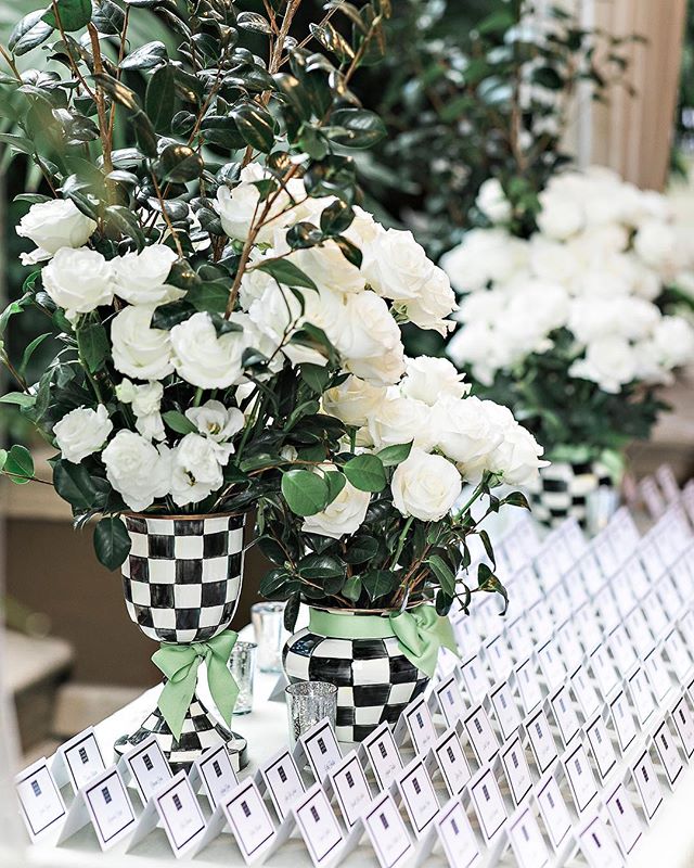 When the bride loves @mackenziechilds and uses that as her color inspiration 💚🖤 Click the link in our bio for all the pretty details as featured in @martha_weddings (Venue: @fslosangeles @fslosangelesevents |Design/Planning: @internationaleventco @