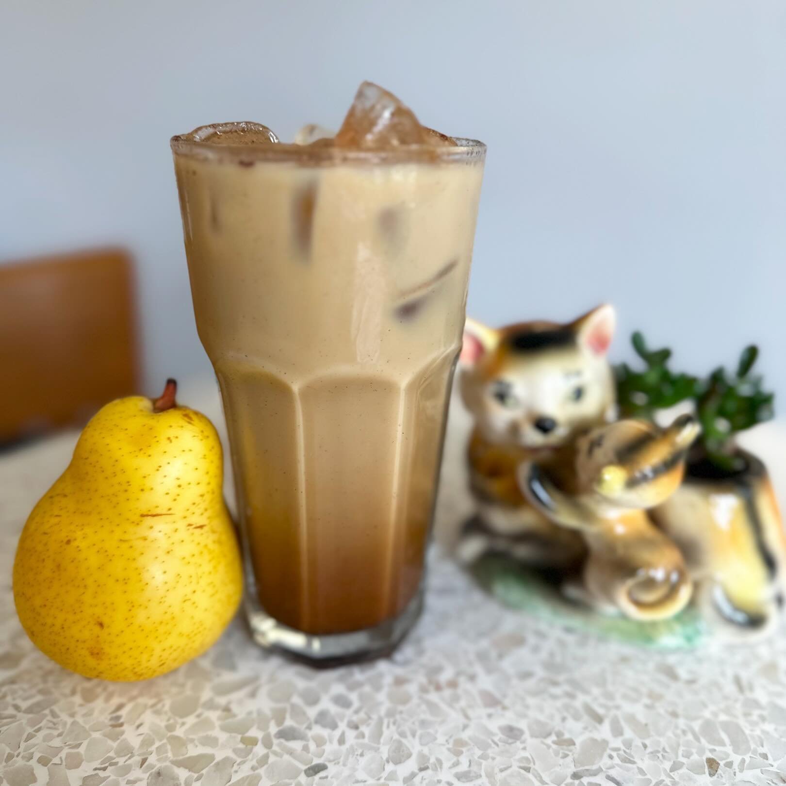Forty-four degrees and sunny means it&rsquo;s iced drink time, right? How about an iced caramel pear latte? Sweet, velvety, and a little decadent. ☀️🥤🍐 #buckminsterscatcafe #icedlatte #catcafefood