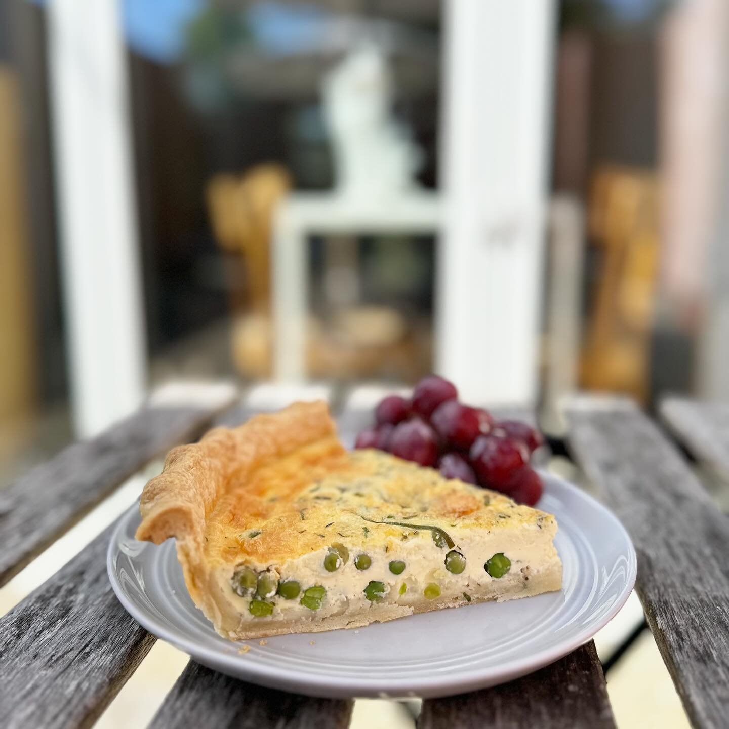 Quiche of the day is spring pea with Parmesan and thyme. It&rsquo;s a perfect day for catio dining! 🥧🫛🧀🌱 #buckminsterscatcafe #quicheoftheday #lunchwithcats #catiodining