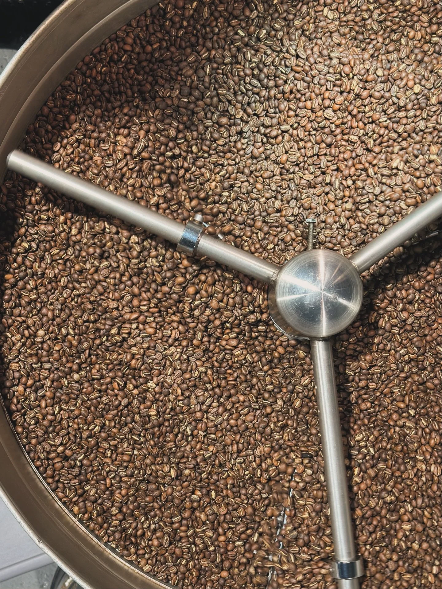 Fresh roast flowing at Anonymous HQ this morning ☕️Drums turning. Beans cracking.

That smell in the air that tells you it&rsquo;s going to be a good day.

Roasted with care. Packed fresh. On its way.

Good coffee. Always. ☕️