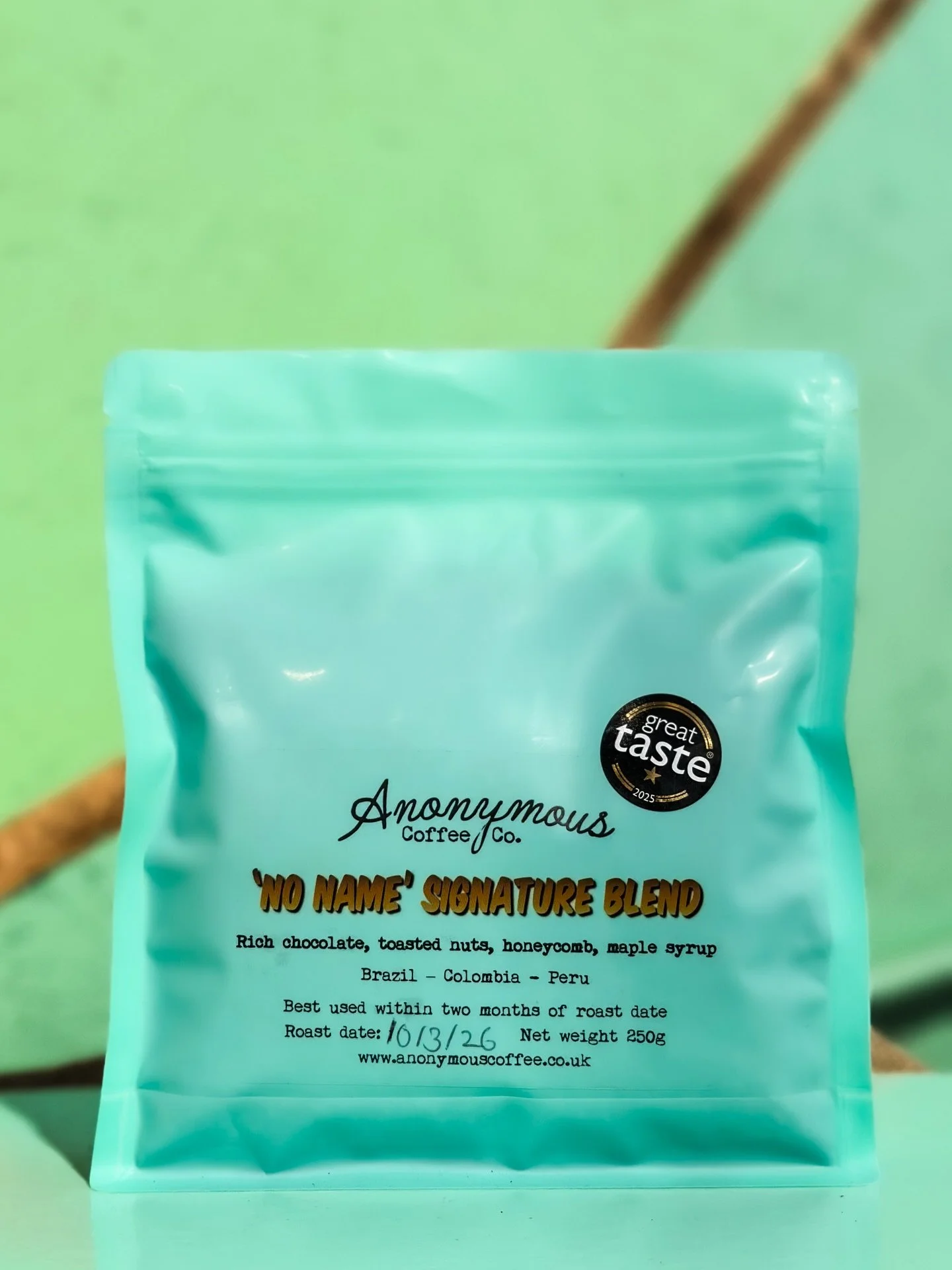 No Name ☕️ Our signature for a reason.

Built to be the one you keep coming back to.
Medium to full bodied, smooth and balanced with a proper chocolate base, backed up by caramel, honeycomb and a bit of syrupy sweetness running through it.

60% Brazi