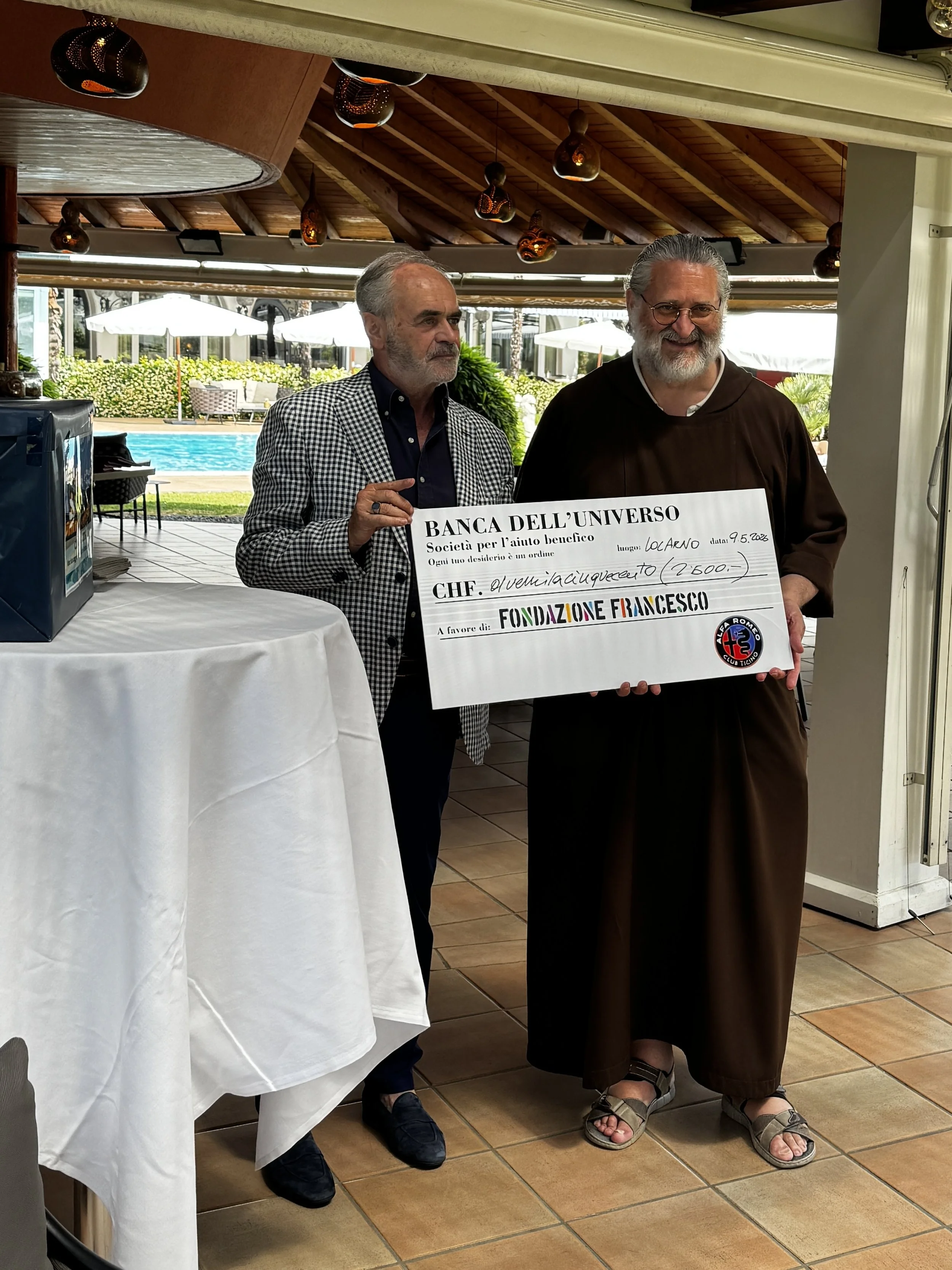 consegna assegno Fondazione Francesco.jpg