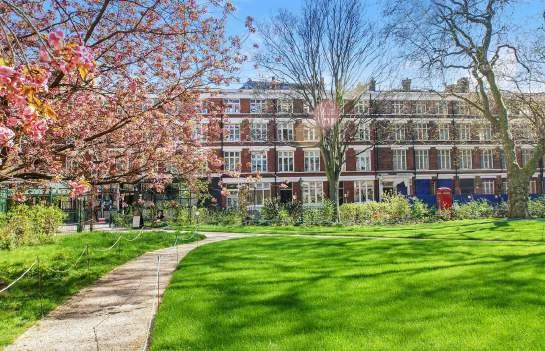 Charterhouse Square, Farringdon is thought to be the largest mass grave in London from the Black Death of 1665 & 1666, which wiped out 15% of London’s population. It is believed around 50,000 bodies are buried here. The pit was unearthed during Crossrail building work in March 2013.