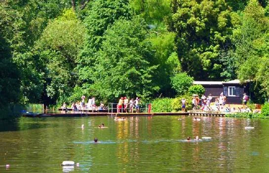 Anyone over the age of 8 can go open-air swimming at Hampstead Heath’s Ladies’, Men’s and Mixed Bathing Ponds. They are the only lifeguarded open water swimming facilities open to the public every day of the year in London.