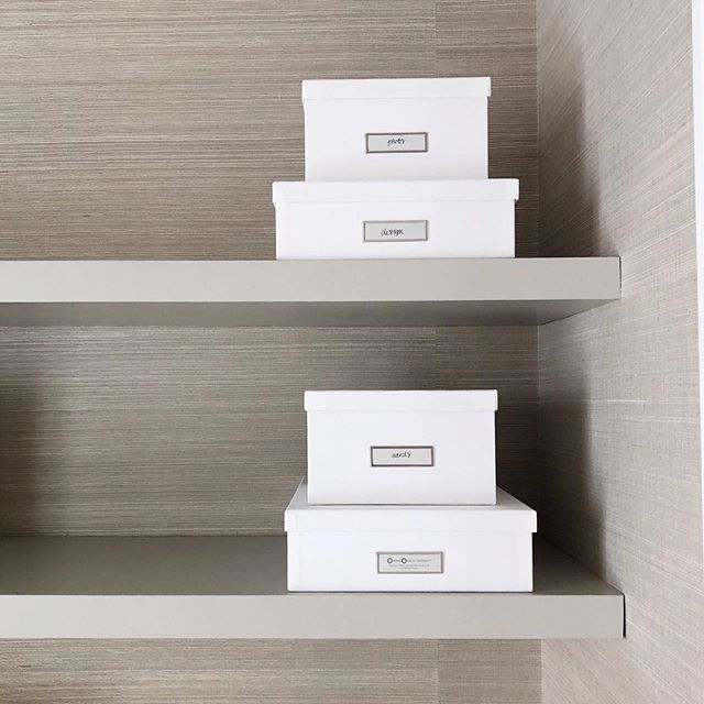 Crisp, neat and neutral. A collection of @thecontainerstore Bigso boxes make attractive clutter catchers, especially, if like me, the rest of your home is littered with nerf darts. 😆 Sort through the clutter and determine the categories that land in that zone. Then either rehome or give them each their own home.
#homeorganization #neutral #organizingideas #homeofficedesign #lovewhite #loverye10580 #ryemoms #greenwich_moms #westchester #professionalorganizer #napopro