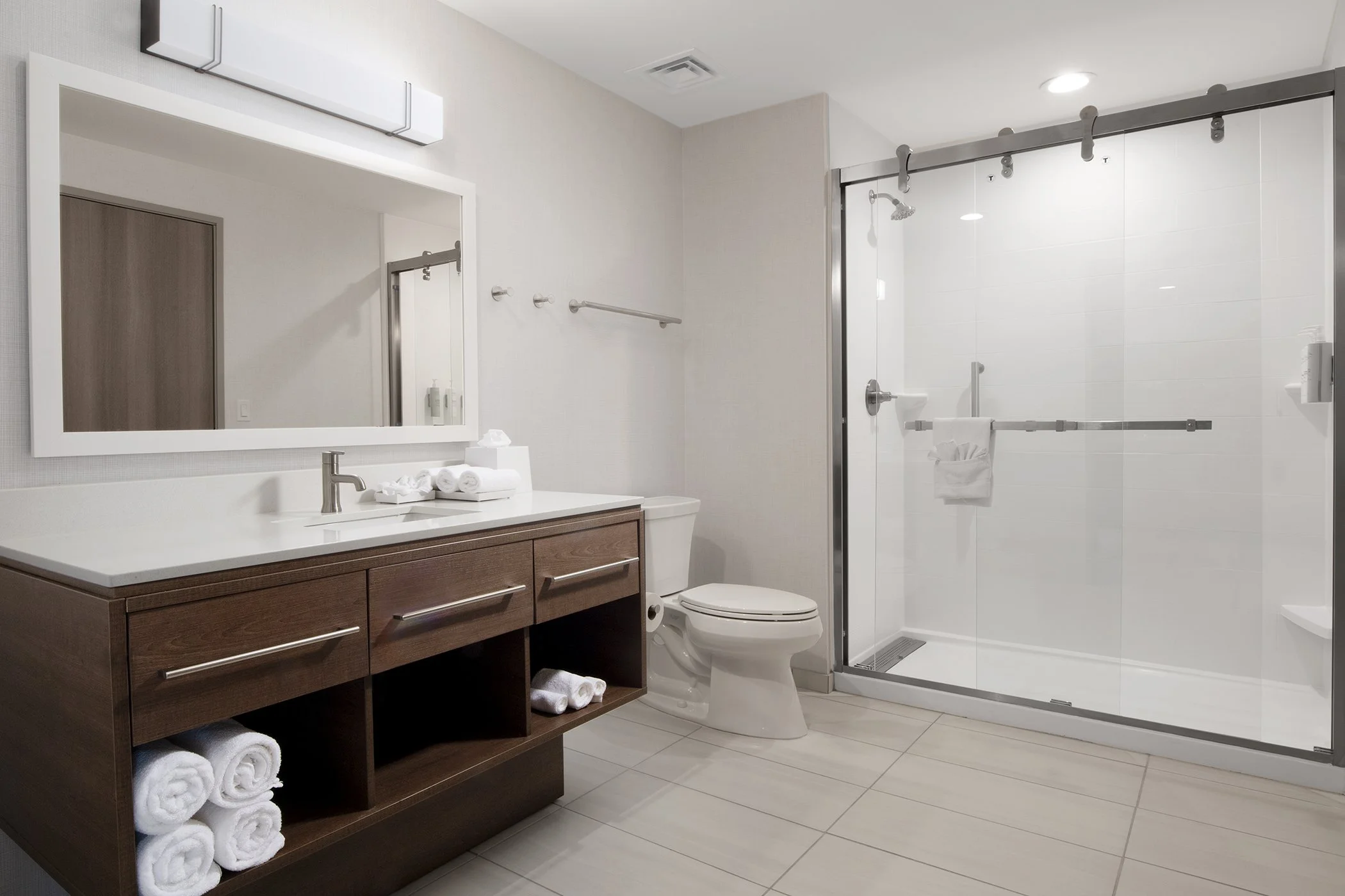 ABQDL_Guest_room_323_shower copy.jpg