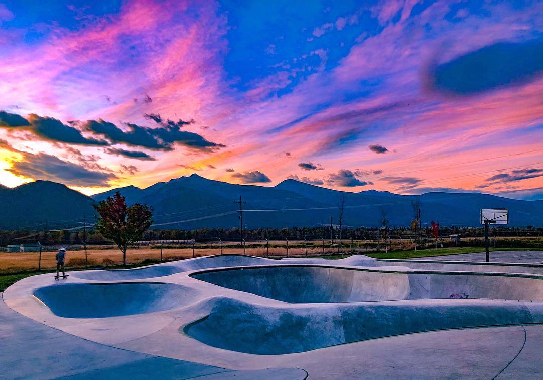 Skating in the Big Sky state is the best. Sunset in Stevensville, Montana 💯