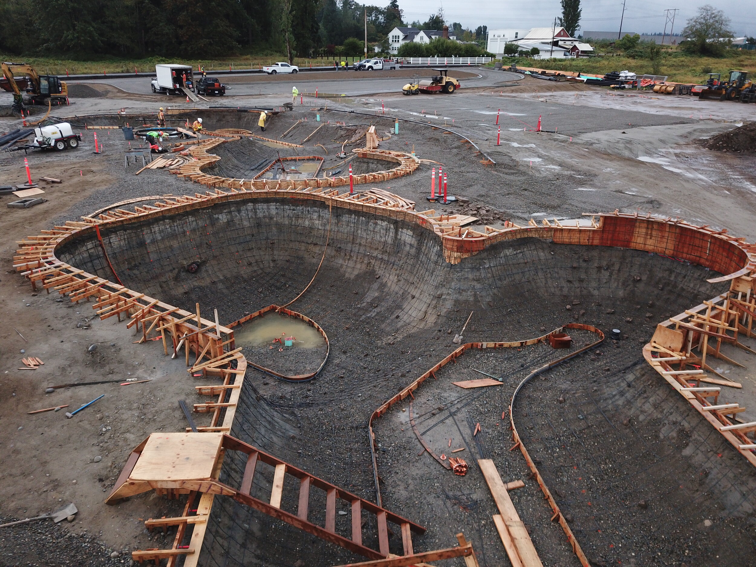 The bowl section is coming together in Lake Stevens, Washington 💪🏽 A large vert bowl with pool coping &amp; a flow bowl too