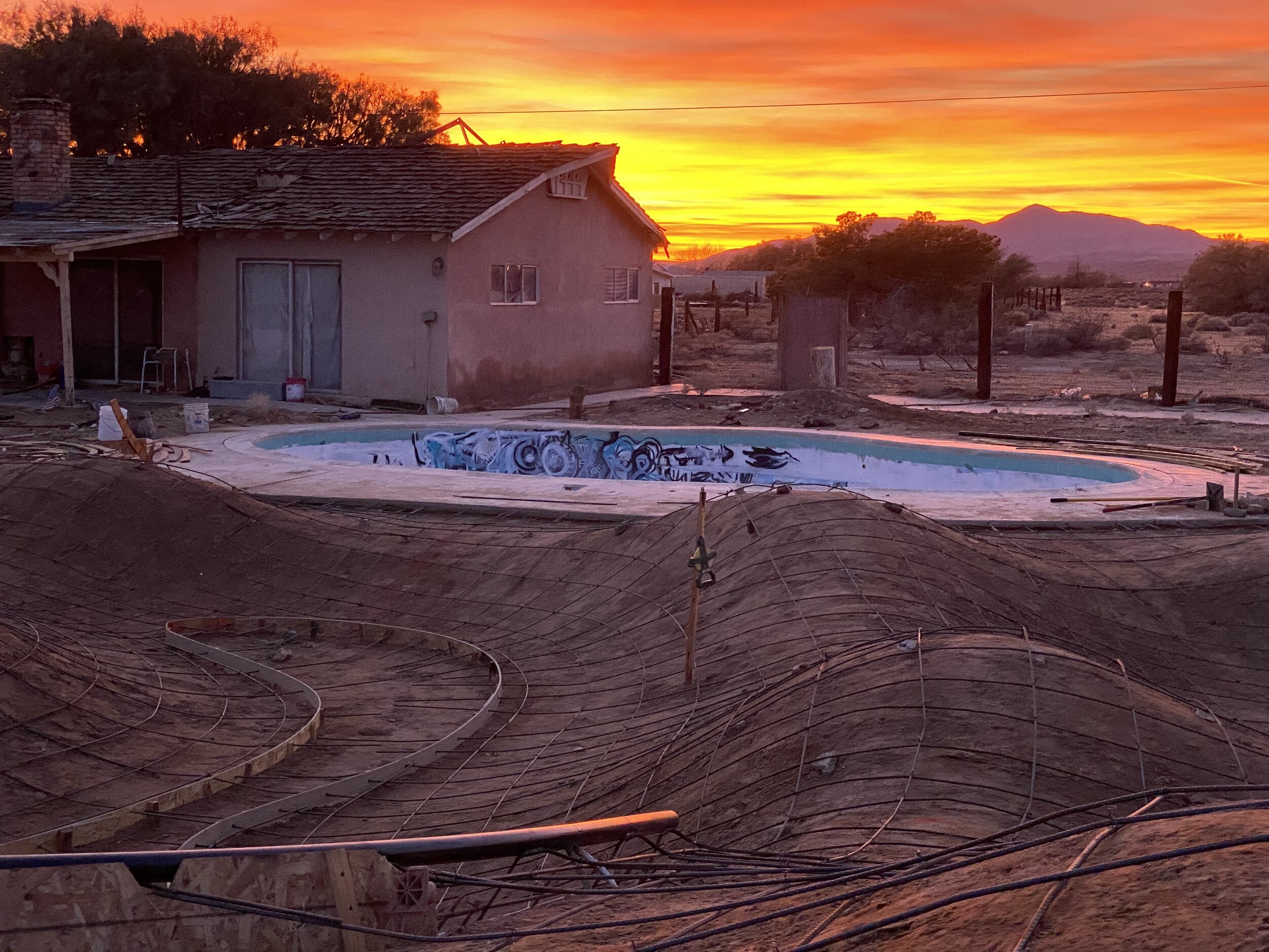 Desert 🌵 skating in the Mojave #desertskateinn #miniskatepark