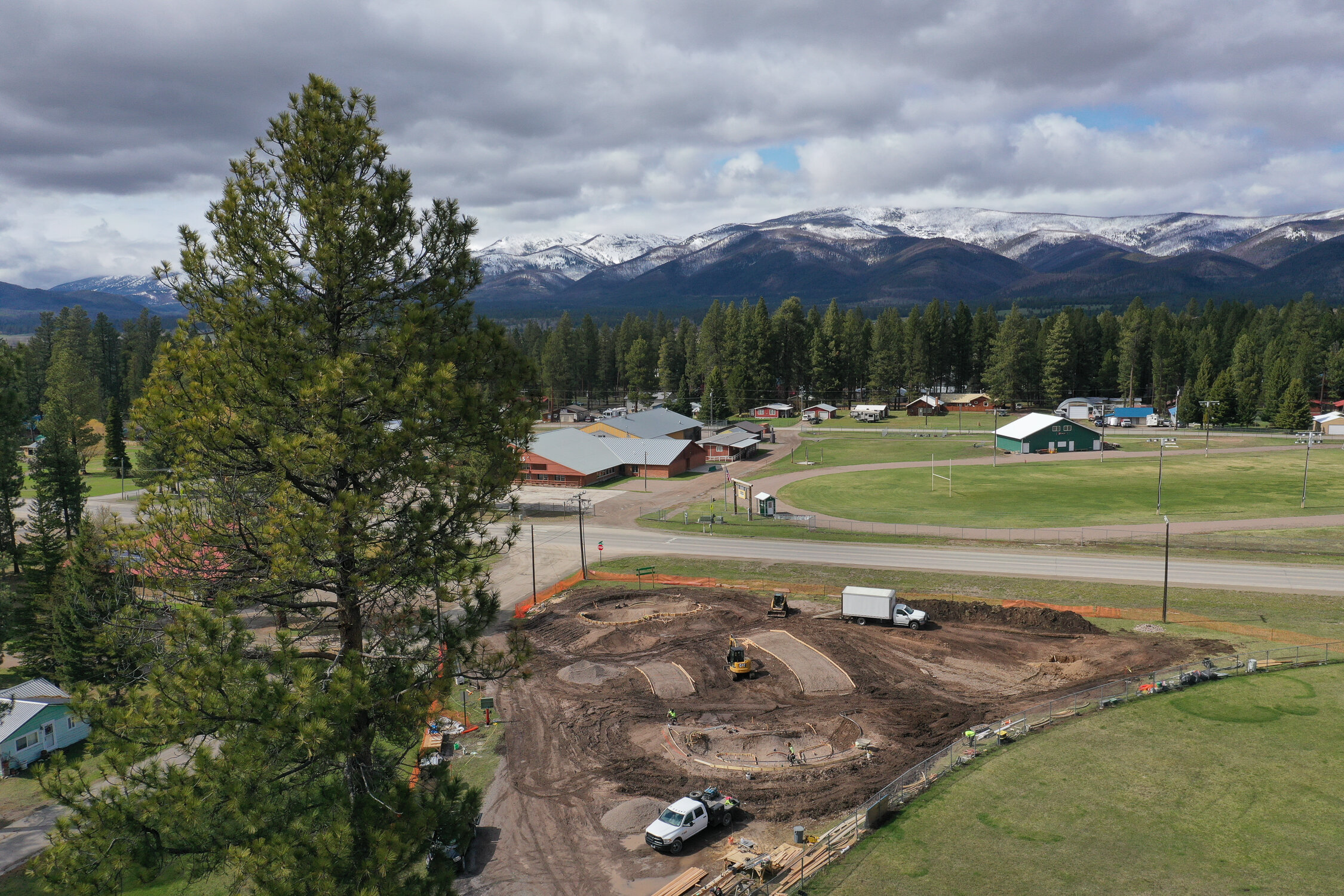 he #montanapoolservice section of the Lincoln, Montana skatepark takes shape 💯