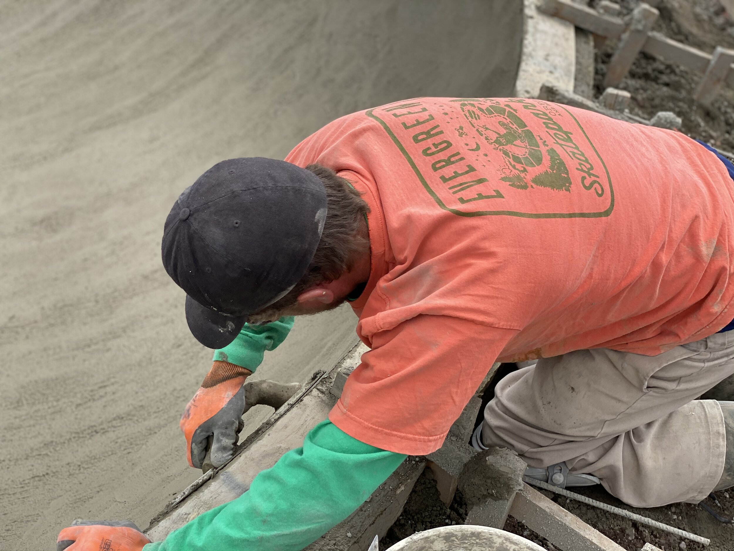 Craftsmen crafting 💪🏽 Every inch of our parks are hand crafted for perfection ⚡️Special delivery to Lincoln, Montana from #montanapoolservice &amp; @mtskateparkassociation