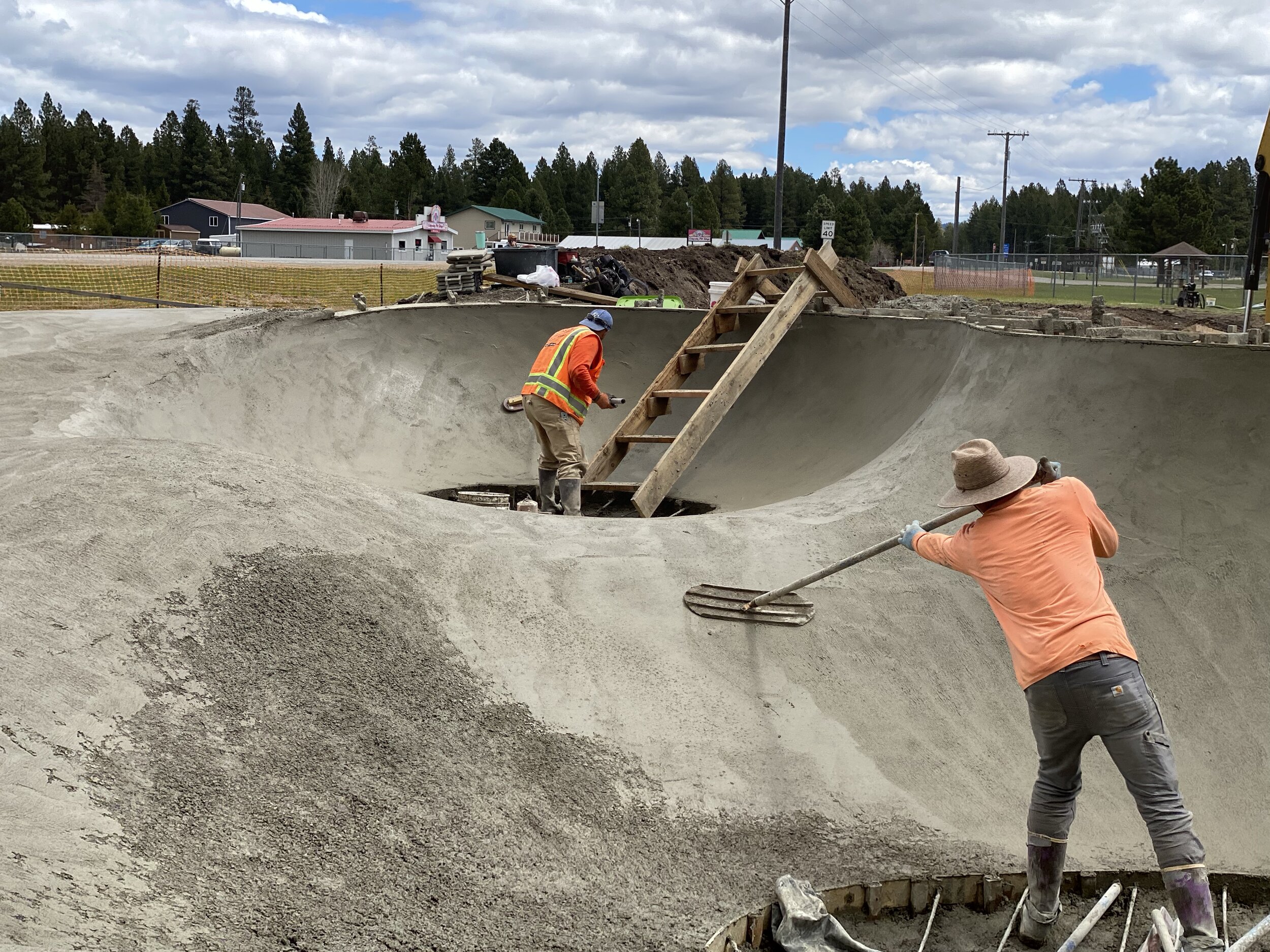 Craftsmen crafting 💪🏽 Every inch of our parks are hand crafted for perfection ⚡️Special delivery to Lincoln, Montana from #montanapoolservice &amp; @mtskateparkassociation