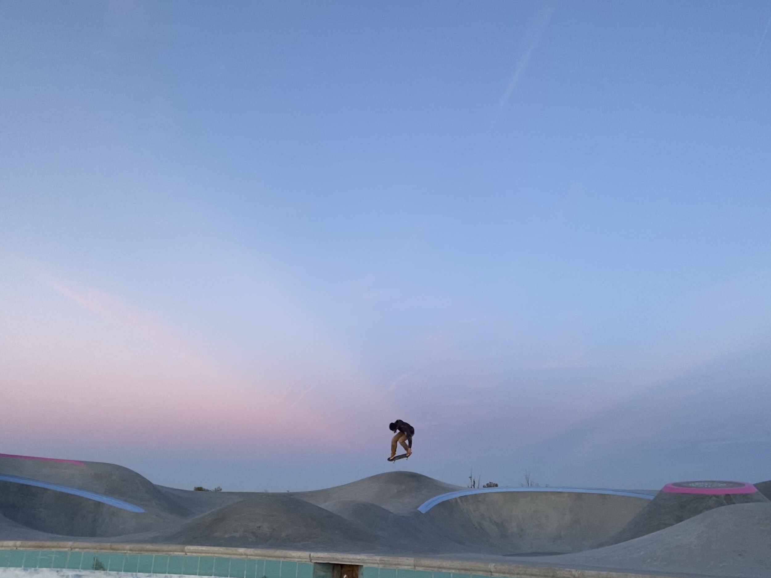 Float across that desert sky 🌔 @_dicks_pix