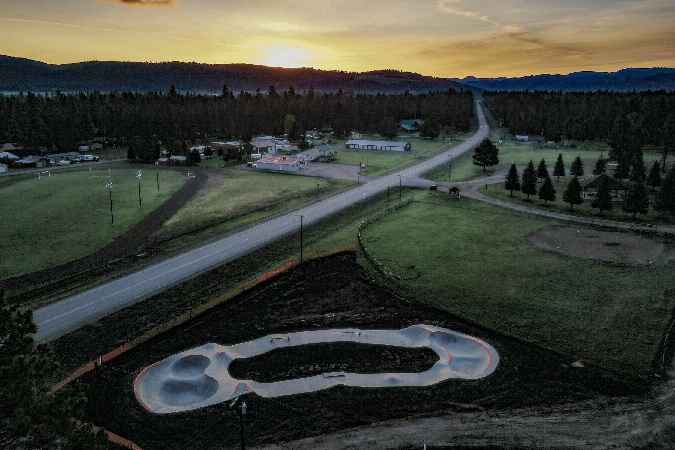 Lincoln, Montana ✨skatepath in the middle of nowhere. This small 5,000 ft2 park feels big! 💥 Courtesy of Montana Pool Service &amp; The MT Skatepark Association