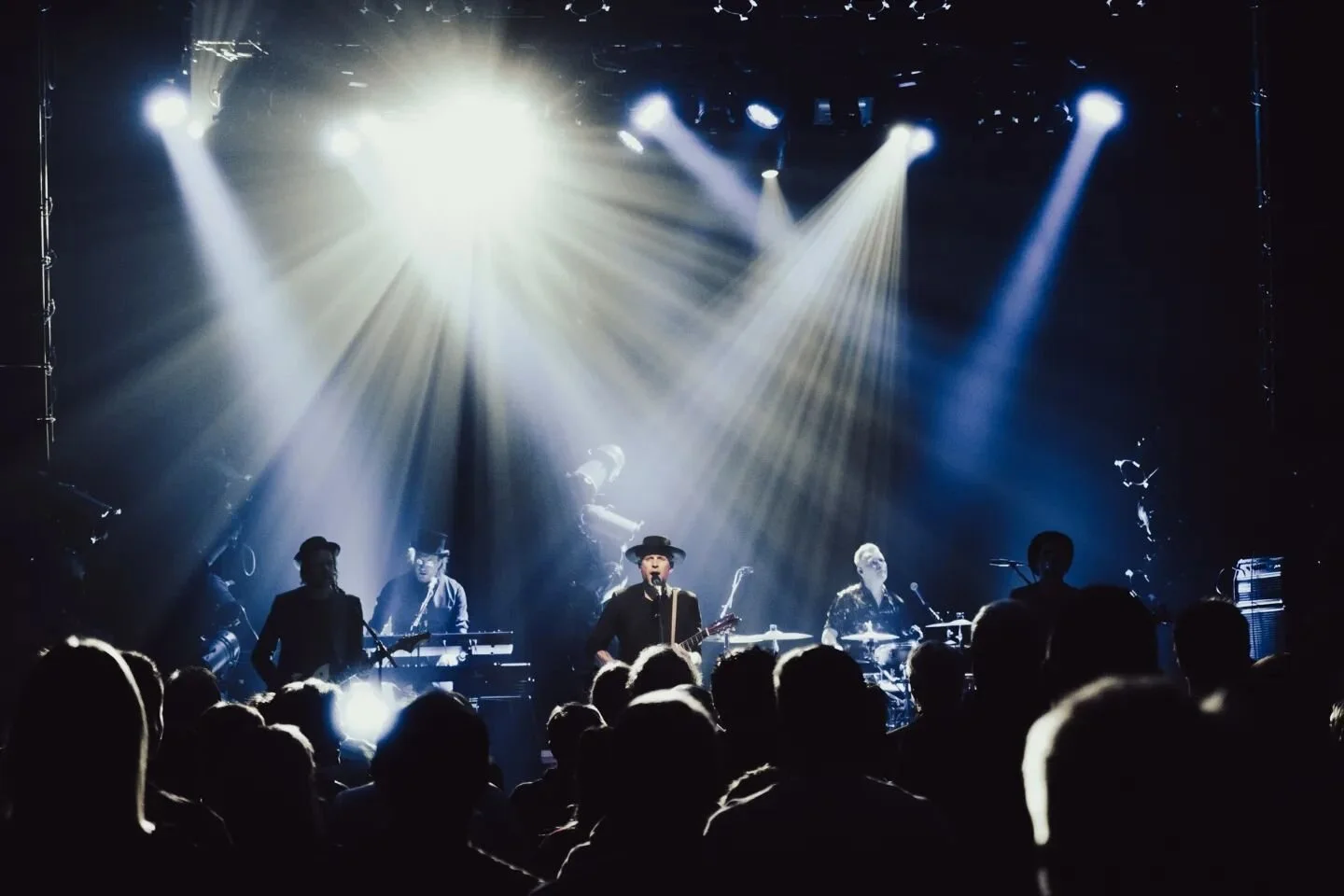 Endelig, er det &aring;pent. Folk kan st&aring; i lag og vi kan dele &oslash;yeblikkene slik de er ment. 
I helga start vi med en liten turn&eacute; med @violetroad. Og n&aring;r vi kom til @byscenen s&aring; forsvinner alle stolene og vi kan st&arin