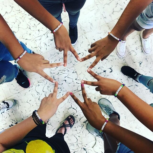 today in our GLOW meeting, las chicas made a timeline of what they&rsquo;ve accomplished so far in their lives &amp; where they want to go. Then, they set SMART goals and made bracelets with a word or phrase to remind them to keep working towards the