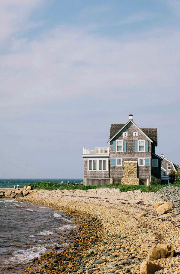An Island Home at Martha's Vineyard (Elizabeth Cecil via Garden & Gun)