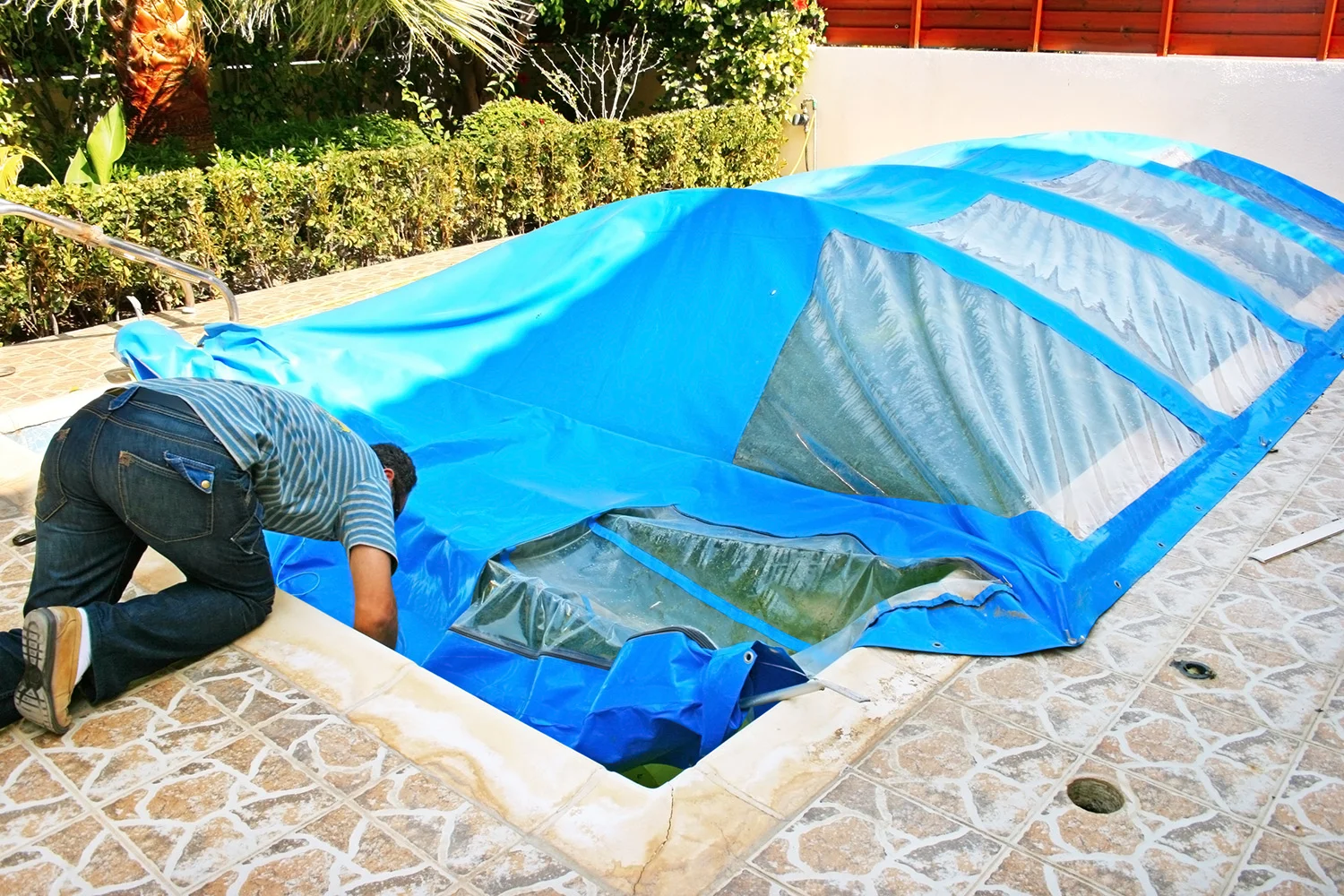 Tips for maintaining a swimming pool cover in winter | Aveco Pools