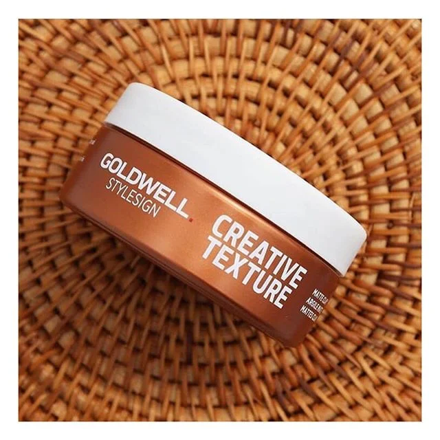 The STYLESIGN Creative Texture Mellogoo Modelling Paste is the magic formula for natural looks that can be restyled any time. Some call it magic, we call it Goldwell. 😉✨