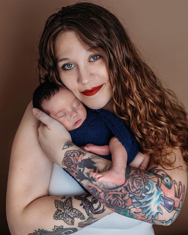 This little fella slept his entire session 😍 &amp; his momma... look at those eyes!!! &bull;
&bull;
&bull;
&bull;
&bull;
&bull;
#arizonanewbornbabyphotographer #newbornphotographer #newbornsession #newbornphotographer #arizona #phoenixphotographer #